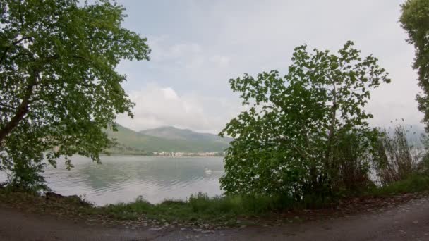 Paseo Coche Bicicleta Por Hermoso Camino Rural Junto Lago Disparo — Vídeo de stock