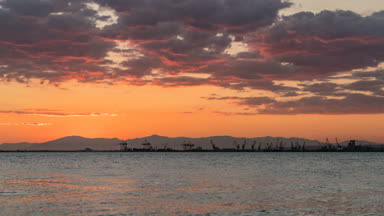 Gün batımı saat bulutlara denizde, 4k videoda Timelapse
