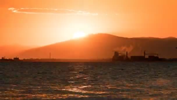 Hermosa Puesta Sol Del Mar Detrás Las Montañas Vídeo Timelapse — Vídeo de stock