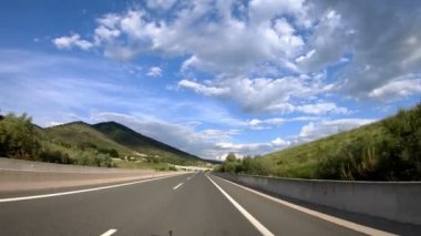 Geç öğleden sonra gün batımına, önden görünüm, karayolu üzerinde kamera Sabitleyici, düzenleme, hiçbir yazı 4 k video 3840 x 2160 sürüş