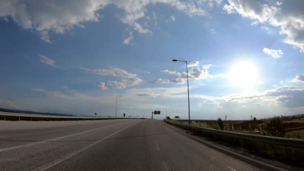 Jazdy Autostradzie Późnym Popołudniem Przed Zachodem Słońca Widok Przodu Kamery — Wideo stockowe