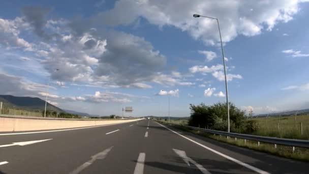 Jazdy Autostradzie Późnym Popołudniem Przed Zachodem Słońca Widok Przodu Kamery — Wideo stockowe