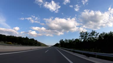 Geç öğleden sonra gün batımına, önden görünüm, karayolu üzerinde kamera Sabitleyici, düzenleme, hiçbir yazı 4 k video 3840 x 2160 sürüş