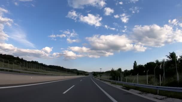 Fahrt Auf Der Autobahn Spätnachmittags Vor Sonnenuntergang Frontansicht Kamerastabilisator Keine — Stockvideo