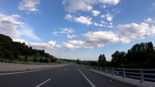 Fahrt Auf Der Autobahn Spätnachmittags Vor Sonnenuntergang Frontansicht Kamerastabilisator Keine — Stockvideo