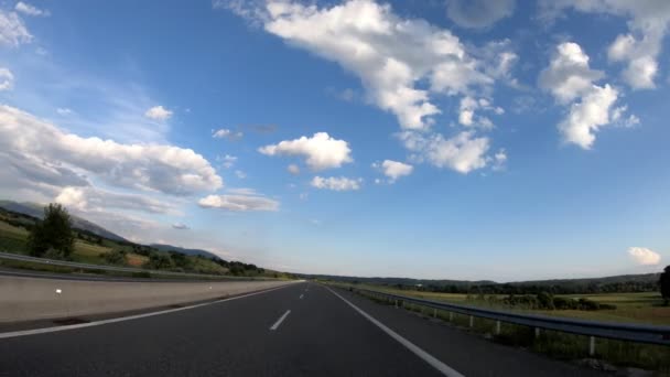 Conducción Autopista Tarde Antes Del Atardecer Vista Frontal Estabilizador Cámara — Vídeos de Stock