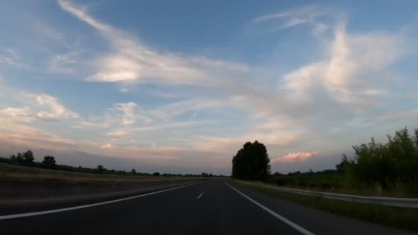 Conduite sur l'autoroute, Fin d'après-midi avant le coucher du soleil, Vue de face, Stabilisateur à caméra, Pas de post-montage, Vidéo 4k 3840X2160 