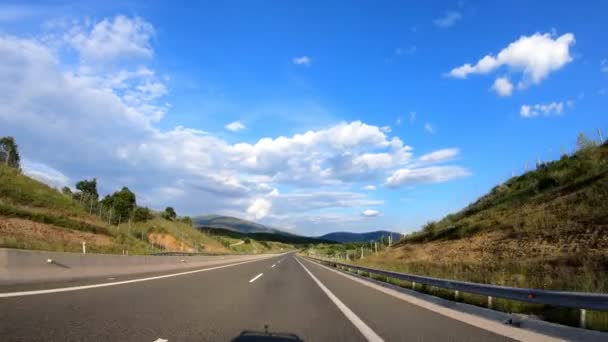 Jazdy Autostradzie Późnym Popołudniem Przed Zachodem Słońca Widok Przodu Kamery — Wideo stockowe