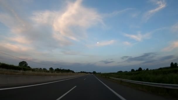 Conducción Autopista Tarde Antes Del Atardecer Vista Frontal Estabilizador Cámara — Vídeos de Stock