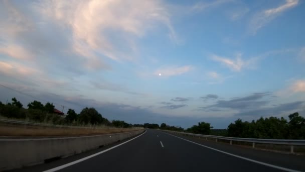 Jazdy Autostradzie Późnym Popołudniem Przed Zachodem Słońca Widok Przodu Kamery — Wideo stockowe