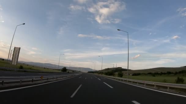 Fahrt Auf Der Autobahn Spätnachmittags Vor Sonnenuntergang Frontansicht Kamerastabilisator Keine — Stockvideo