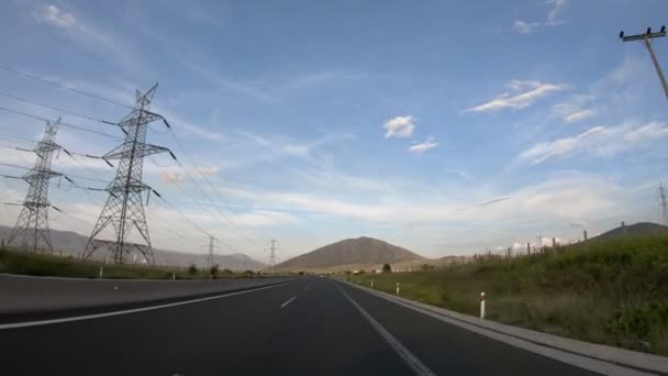 Jazdy Autostradzie Późnym Popołudniem Przed Zachodem Słońca Widok Przodu Kamery — Wideo stockowe