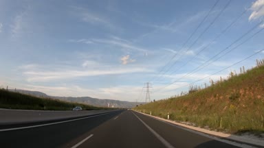 Geç öğleden sonra gün batımına, önden görünüm, karayolu üzerinde kamera Sabitleyici, düzenleme, hiçbir yazı 4 k video 3840 x 2160 sürüş