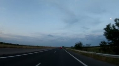 Geç öğleden sonra gün batımına, önden görünüm, karayolu üzerinde kamera Sabitleyici, düzenleme, hiçbir yazı 4 k video 3840 x 2160 sürüş