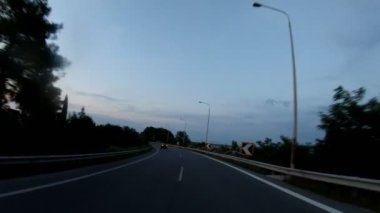 Geç öğleden sonra gün batımına, önden görünüm, karayolu üzerinde kamera Sabitleyici, düzenleme, hiçbir yazı 4 k video 3840 x 2160 sürüş