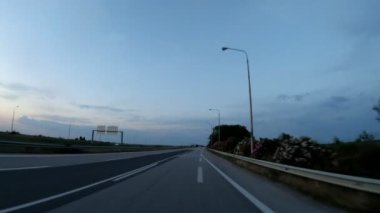 Geç öğleden sonra gün batımına, önden görünüm, karayolu üzerinde kamera Sabitleyici, düzenleme, hiçbir yazı 4 k video 3840 x 2160 sürüş