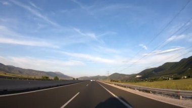 Geç öğleden sonra gün batımına, önden görünüm, karayolu üzerinde kamera Sabitleyici, düzenleme, hiçbir yazı 4 k video 3840 x 2160 sürüş