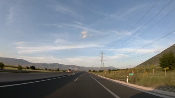 Οδήγηση Στον Αυτοκινητόδρομο Αργά Απόγευμα Πριν Ηλιοβασίλεμα Μπροστά Στην Κάμερα — Αρχείο Βίντεο