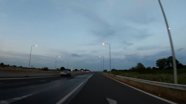 Οδήγηση Στον Αυτοκινητόδρομο Αργά Απόγευμα Πριν Ηλιοβασίλεμα Μπροστά Στην Κάμερα — Αρχείο Βίντεο