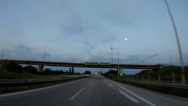 在高速公路上行驶 傍晚前傍晚 前景色 在相机稳定器 没有开机自检 视频3840X2160 — 图库视频影像