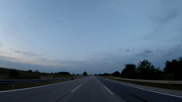 Fahrt Auf Der Autobahn Spätnachmittags Vor Sonnenuntergang Frontansicht Kamerastabilisator Keine — Stockvideo