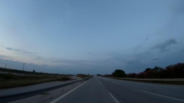 Fahrt Auf Der Autobahn Spätnachmittags Vor Sonnenuntergang Frontansicht Kamerastabilisator Keine — Stockvideo