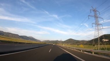 Geç öğleden sonra gün batımına, önden görünüm, karayolu üzerinde kamera Sabitleyici, düzenleme, hiçbir yazı 4 k video 3840 x 2160 sürüş