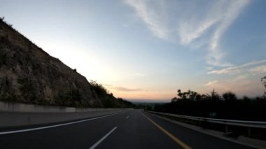 Geç öğleden sonra gün batımına, önden görünüm, karayolu üzerinde kamera Sabitleyici, düzenleme, hiçbir yazı 4 k video 3840 x 2160 sürüş