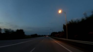 Geç öğleden sonra gün batımına, önden görünüm, karayolu üzerinde kamera Sabitleyici, düzenleme, hiçbir yazı 4 k video 3840 x 2160 sürüş