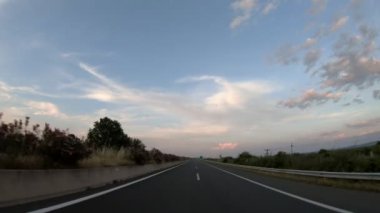 Geç öğleden sonra gün batımına, önden görünüm, karayolu üzerinde kamera Sabitleyici, düzenleme, hiçbir yazı 4 k video 3840 x 2160 sürüş