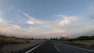 Geç öğleden sonra gün batımına, önden görünüm, karayolu üzerinde kamera Sabitleyici, düzenleme, hiçbir yazı 4 k video 3840 x 2160 sürüş