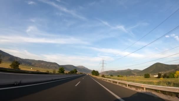 Jazdy Autostradzie Późnym Popołudniem Przed Zachodem Słońca Widok Przodu Kamery — Wideo stockowe