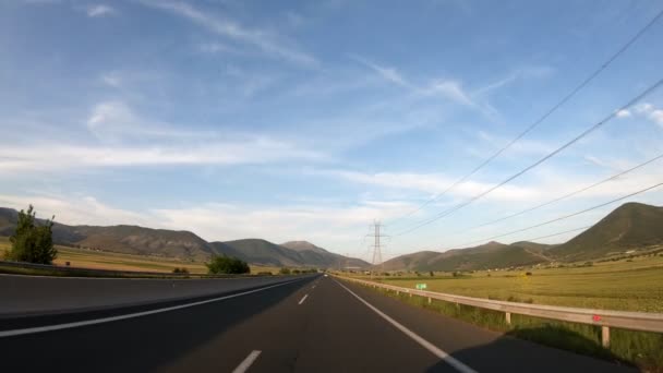 Conducción Autopista Tarde Antes Del Atardecer Vista Frontal Estabilizador Cámara — Vídeo de stock