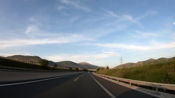 Fahrt Auf Der Autobahn Spätnachmittags Vor Sonnenuntergang Frontansicht Kamerastabilisator Keine — Stockvideo