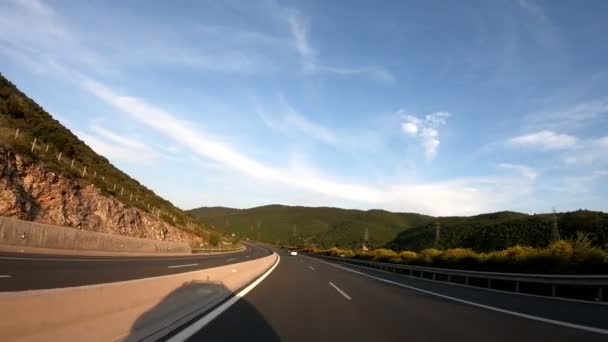 Jazdy Autostradzie Późnym Popołudniem Przed Zachodem Słońca Widok Przodu Kamery — Wideo stockowe