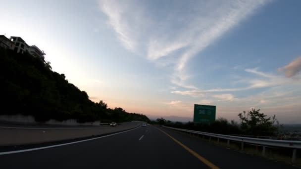 Jazdy Autostradzie Późnym Popołudniem Przed Zachodem Słońca Widok Przodu Kamery — Wideo stockowe