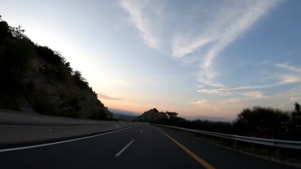 Fahrt Auf Der Autobahn Spätnachmittags Vor Sonnenuntergang Frontansicht Kamerastabilisator Keine — Stockvideo