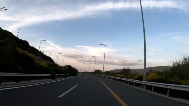 Fahrt Auf Der Autobahn Spätnachmittags Vor Sonnenuntergang Frontansicht Kamerastabilisator Keine — Stockvideo