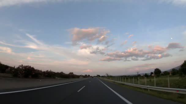 Jazdy Autostradzie Późnym Popołudniem Przed Zachodem Słońca Widok Przodu Kamery — Wideo stockowe