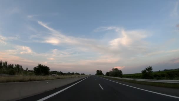 Jazdy Autostradzie Późnym Popołudniem Przed Zachodem Słońca Widok Przodu Kamery — Wideo stockowe