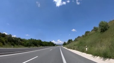 Karayolu üzerinde önden görünüm, kamera Sabitleyici, düzenleme, hiçbir yazı 4 k video 3840 x 2160 sürüş.