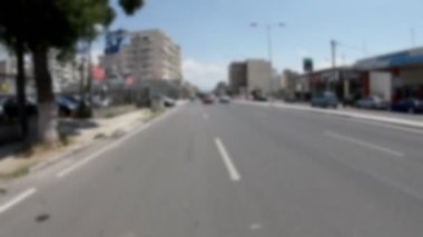 Bir arabanın arka görünümü windows yakalanan için kamera Sabitleyici, geniş açı lens ile hiçbir yazı düzenleme, 4 k video 3840 x 2160 şehirde sürüş, bulanık video yeşil ekran ile kullanım için uygun