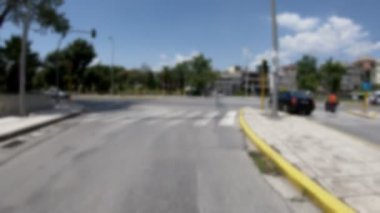 Bir arabanın arka görünümü windows yakalanan için kamera Sabitleyici, geniş açı lens ile hiçbir yazı düzenleme, 4 k video 3840 x 2160 şehirde sürüş, bulanık video yeşil ekran ile kullanım için uygun