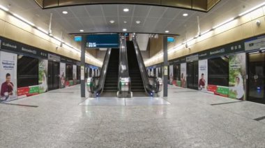 Singapur 13 Nisan 2018: Inside Metro İstasyonu Singapur, sabah erken