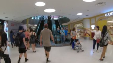 Singapur 13 Nisan 2018: Inside Metro İstasyonu Singapur, sabah erken