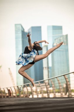 Güzel genç kız dans gökdelenlerin geçmişi olan kentin 