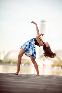 Güzel genç kız dans gökdelenlerin geçmişi olan kentin 