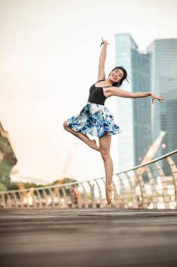 Güzel genç kız dans gökdelenlerin geçmişi olan kentin 