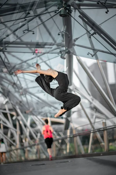 Mooie Jonge Meisje Dansen Een Brug Dragen Zwart — Stockfoto