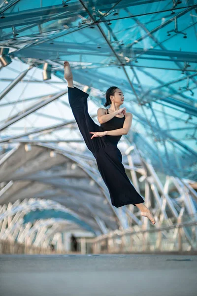 Mooie Jonge Meisje Dansen Een Brug Dragen Zwart — Stockfoto